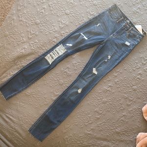 Hollister Jeans - High Rise - Super Skinny - Classic Stretch. Ripped.